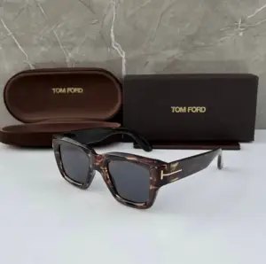TOMFORD 184 (Tiger-Black)